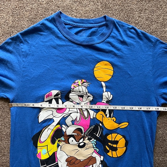 VTG 90s Looney Tunes Graphic Tshirt Basketball Squad Bugs Taz Daffy Tweety Small - Picture 9 of 10